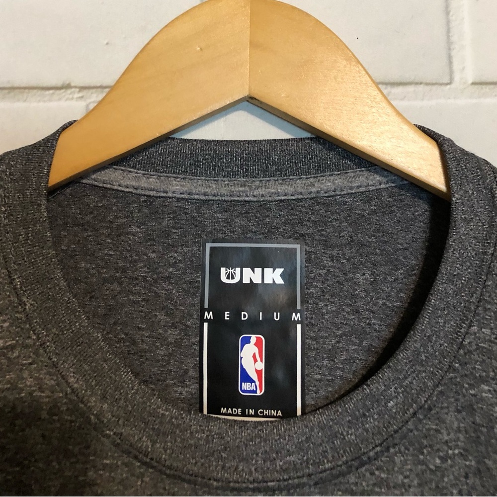 New Los Angeles Lakers Men's Gray UNK NBA Long Sleeve Basketball Shirt M - Picture 7 of 8